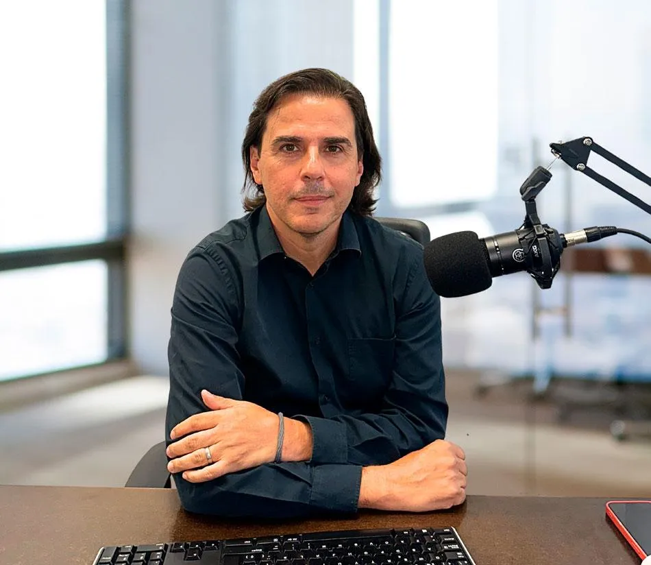 Jose Cosculluela, host of Líderes de Acero, sitting in the studio next to the microphone